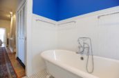 white bathtub photo